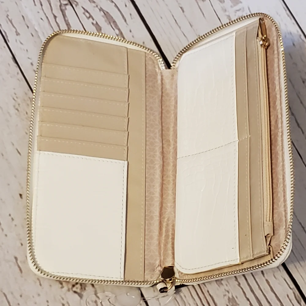 Time and Tru women's recycled materials wallet white